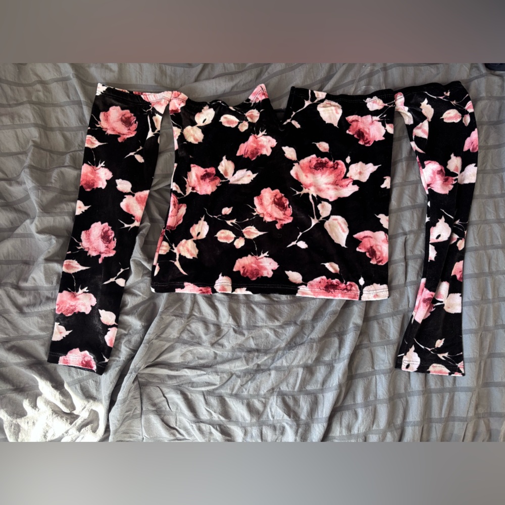 Rue21 Black and Pink Floral‎ NWT Medium Long Sleeves